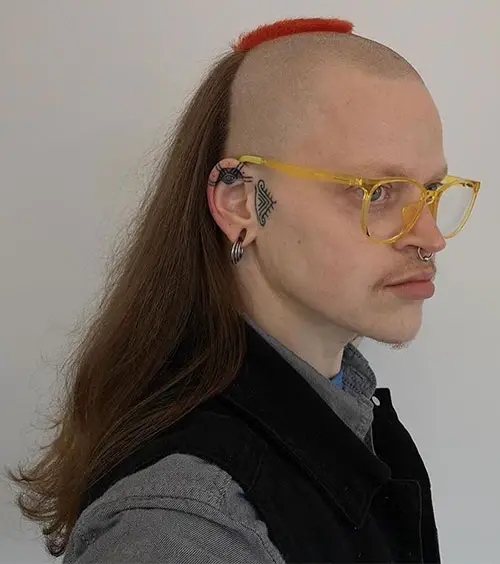Picture of a man wearing the wood pecker  variation of the skullet