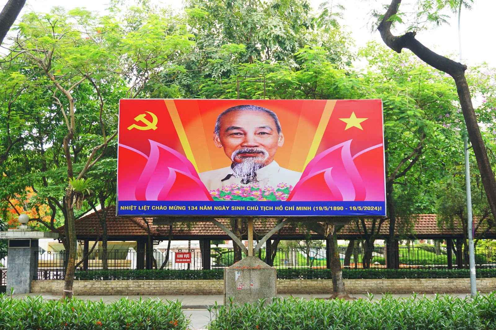 Hà Nội rợp sắc cờ hoa kỷ niệm ngày sinh Chủ tịch Hồ Chí Minh - Ảnh 4.