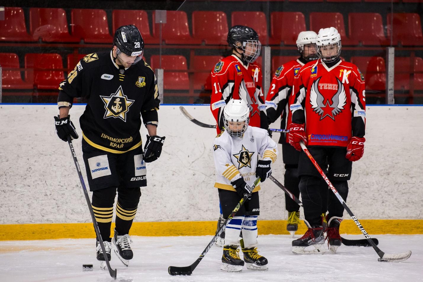 Игрок «Адмирала» Александр Шевченко с молодыми хоккеистами