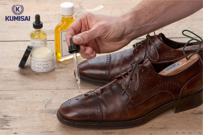 Dùng dầu dừa khắc phục giày da bị cứng
