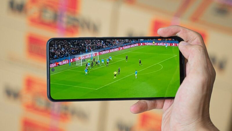 Xem bóng đá bằng điện thoại siêu chất lượng không lo gặp lỗi tại Xoilac TV