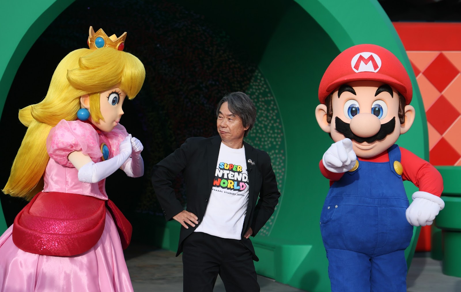 Shigeru, creador de Mario Bros, acompañado de los corpóreos de Piches y Mario