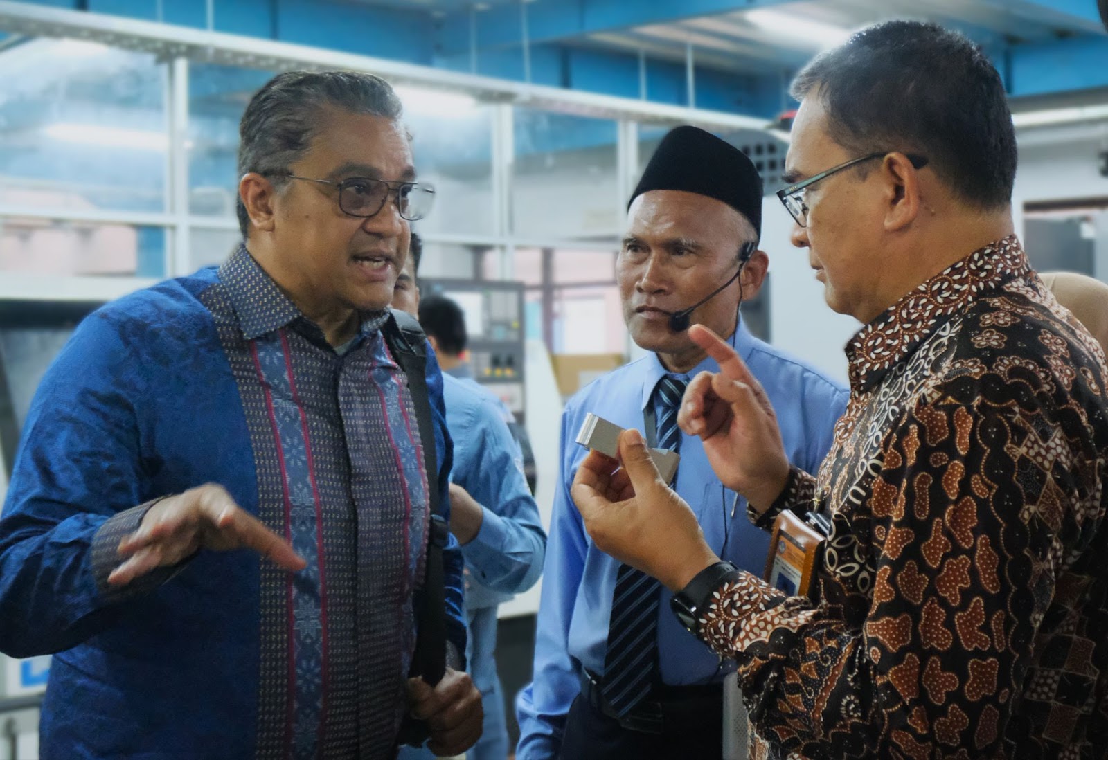 Anggota Komisi X DPR RI Dede Yusuf dan Direktur SMK Wardani Sugiyanto melihat benda kerja siswa didampingi Bapak Sumarno