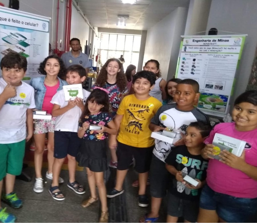 Grupo de crianças posando para foto

Descrição gerada automaticamente