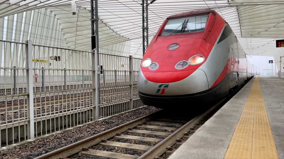 a train traveling between rome and florence