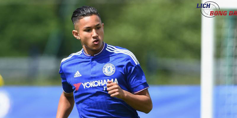 Faiq Bolkiah chơi bóng cho đội trẻ Chelsea