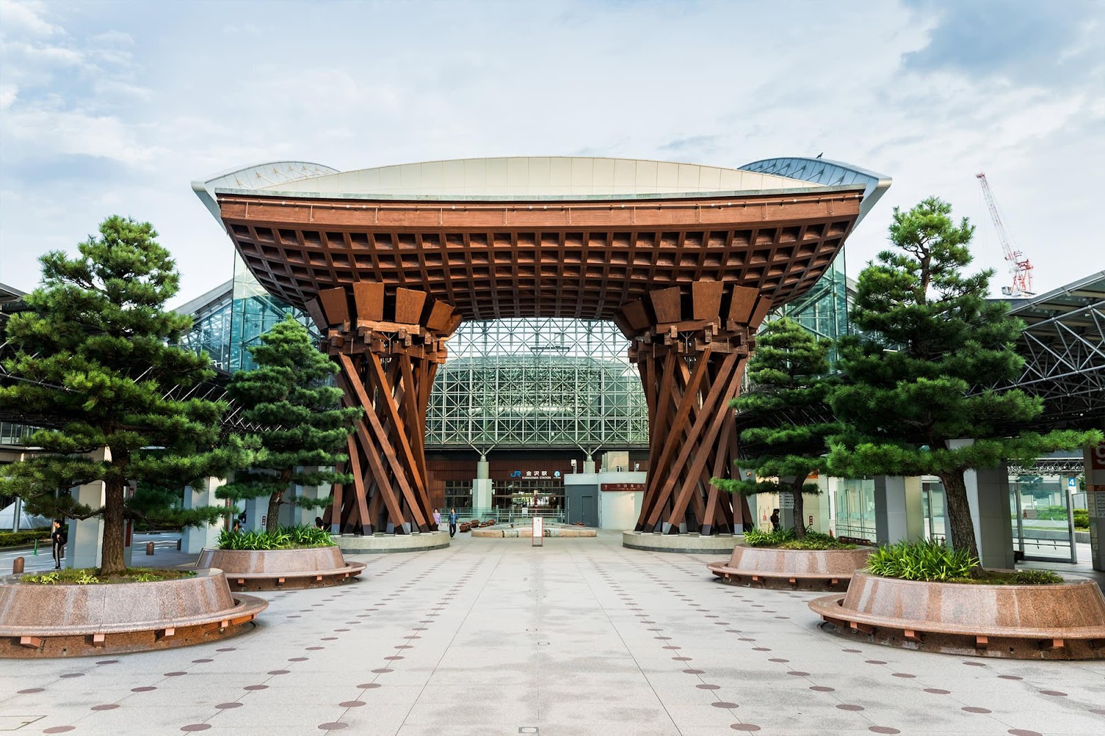 Kanazawa Station (Tsuzumimon Gate) | Ishikawa Travel