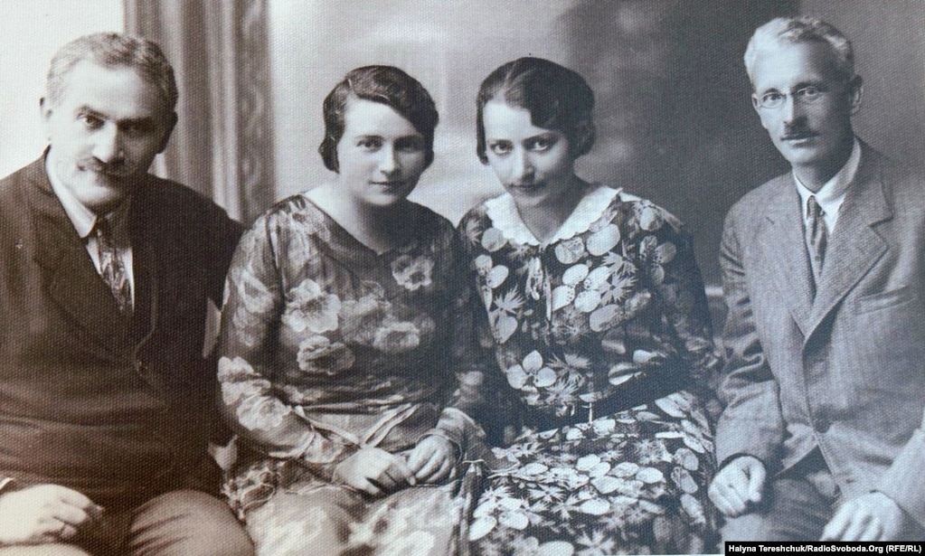 Іван Крип'якевич (перший праворуч) серед викладачів гімназії в Жовкві, 1932 рік