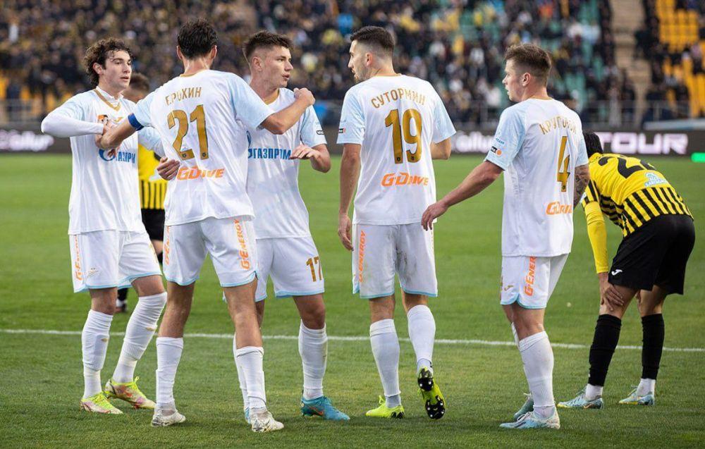Футболисты «Зенит» празднуют гол в ворота «Кайрата»