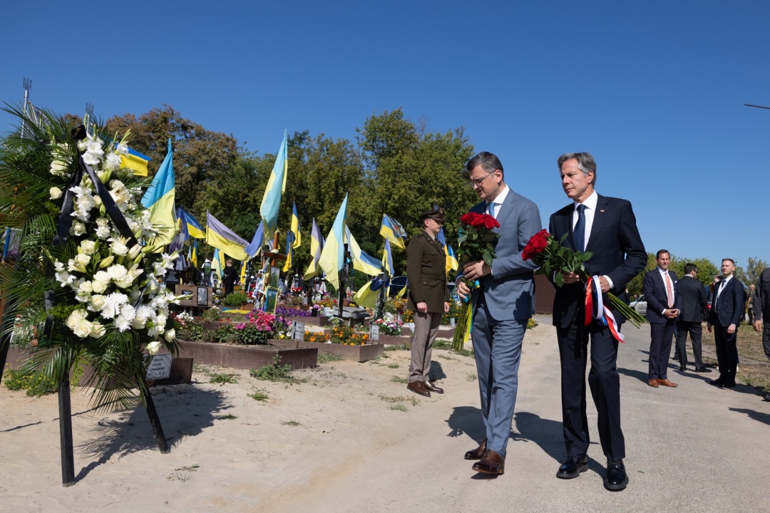 Блінкен, держсеркетар США та Кулеба, міністр, відвідали могили Захисників на Берковецькому кладовищі, вересень 2023 року. Фото: Antony Blinken, “Х”