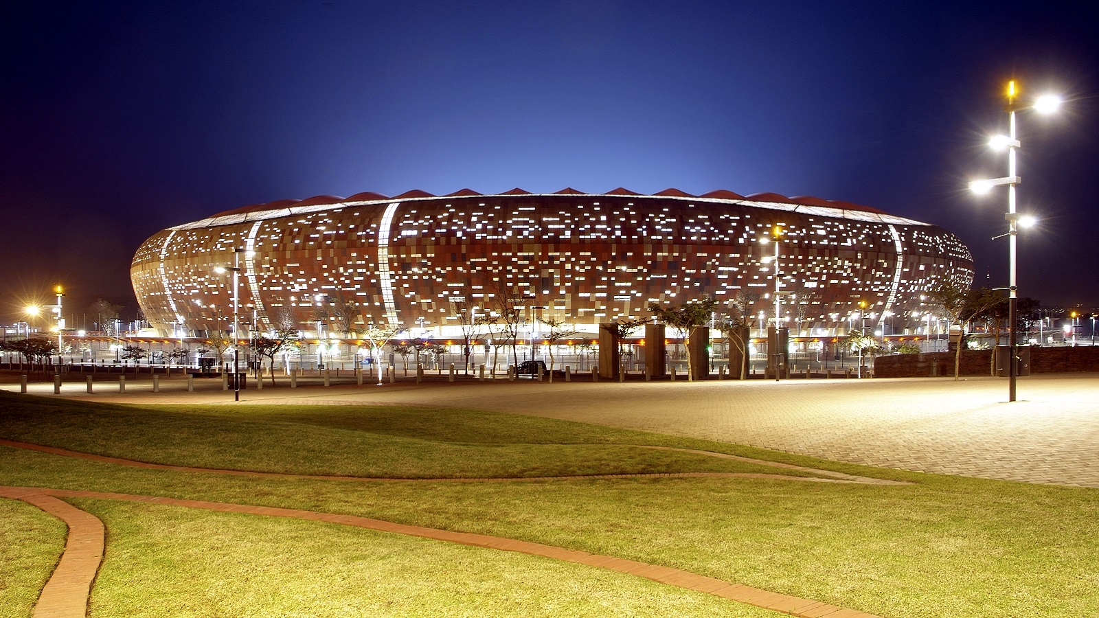 Khung cảnh bên ngoài của sân bóng lớn nhất châu Phi Soccer City