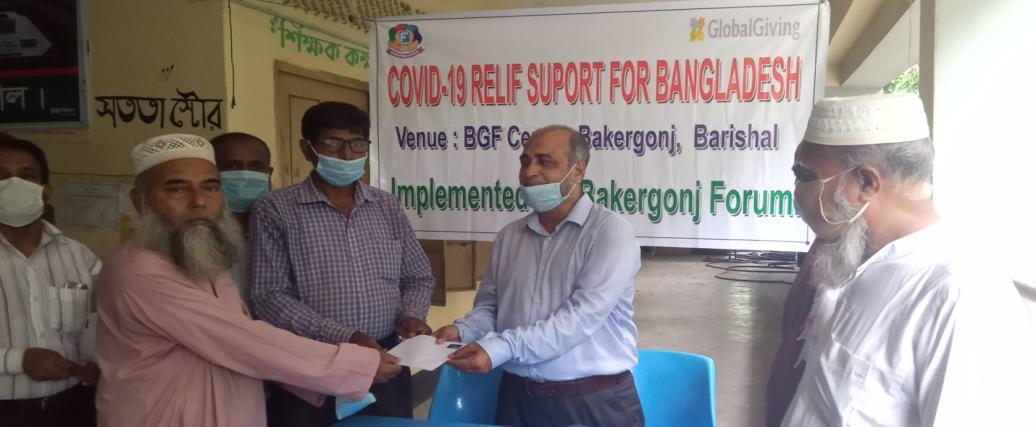 G:\2. BGF\BGF-Donor-EOI,Proposal,Agreement etc\BGF-GlobalGiving-Doc\GG-Corona-(Covid-19)\Photo-Relief-20\ED of BGF giving cash support to covid-19 affected Micro enterprise.jpg