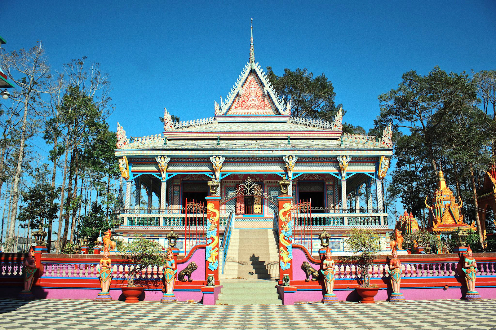 Chánh điện là nơi đẹp nhất chùa Chén Kiểu