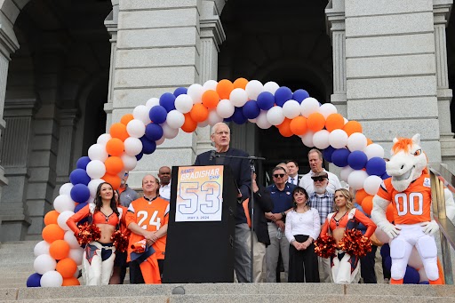 Randy Gradishar, Bronco Pro Football Hall of Famer speaks to a crowd of fans on the steps of the state capitol.