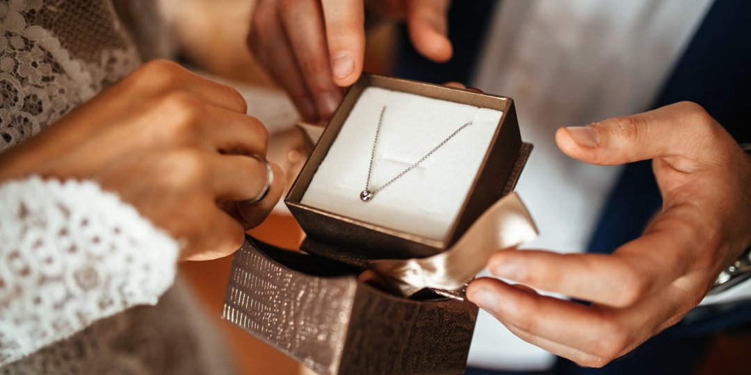 How to Give Valentine's Jewelry Without It Seeming Like a Proposal - AskMen