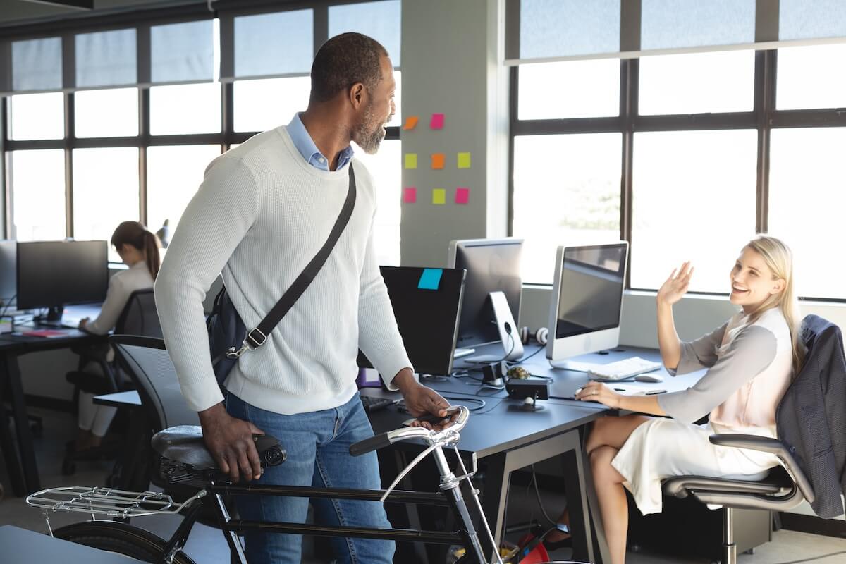 Continuous leave of absence: employee waving goodbye to her colleague