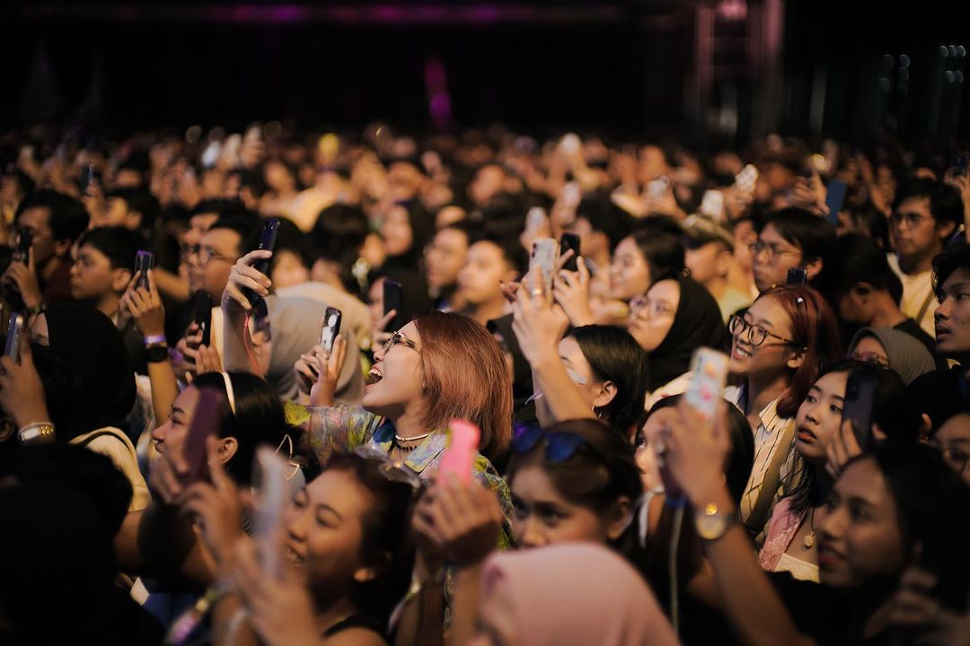 Suasana penonton saat Hindia perform di CRSL Concert 4 (Sumber: Instagram CRSL Concert)