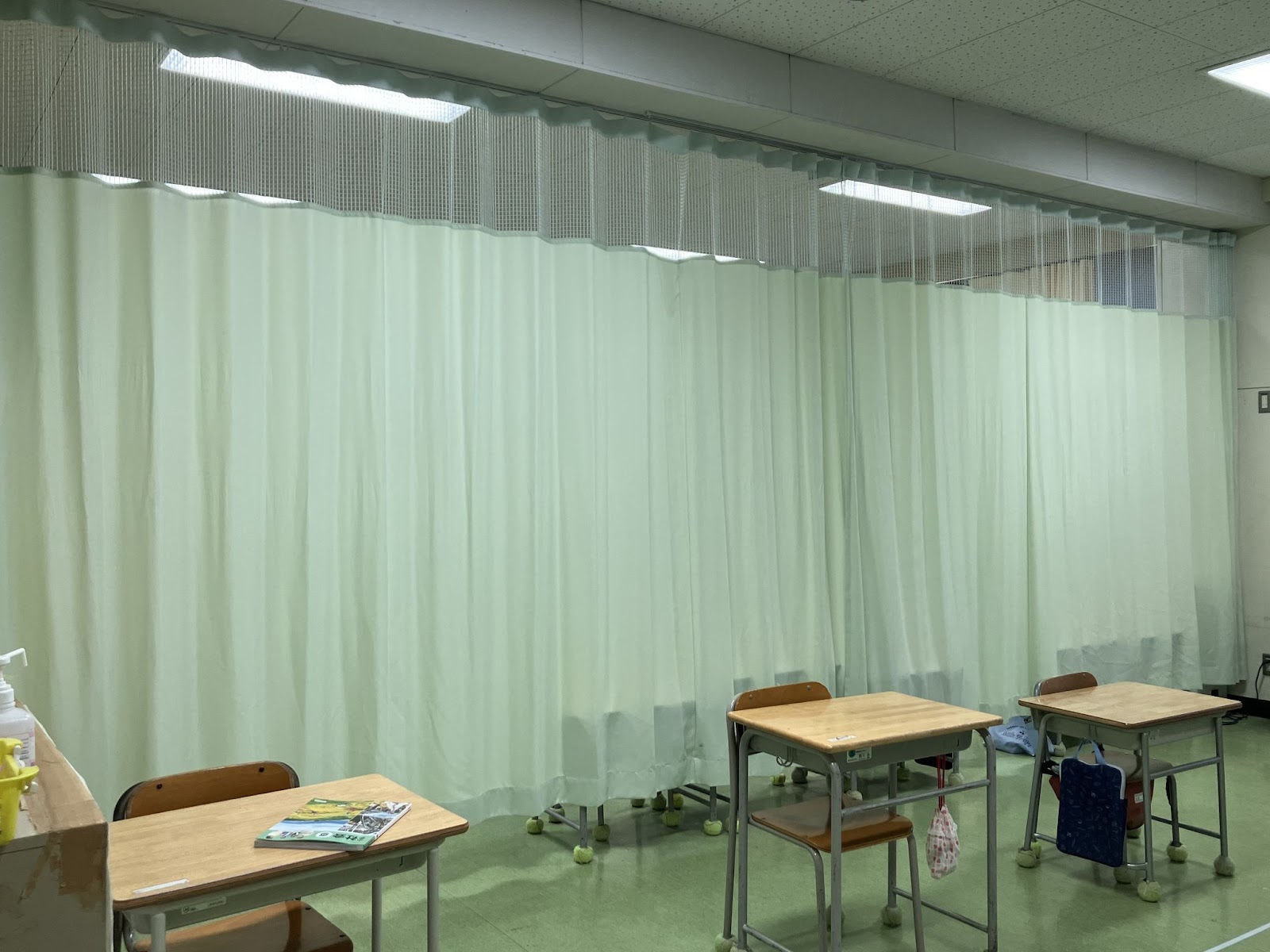 カーテンの設置された教室