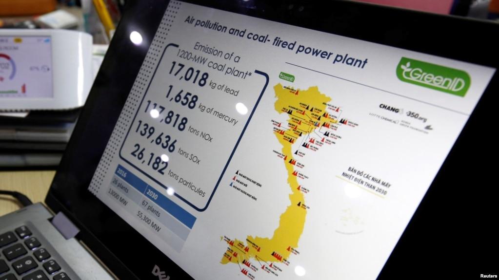 Số liệu phát thải của các nhà máy điện than ở Việt Nam trên bản đồ được chuyên gia môi trường Ngụy Thị Khanh cho thấy tại văn phòng ở Hà Nội ngày 31/5/2018. 