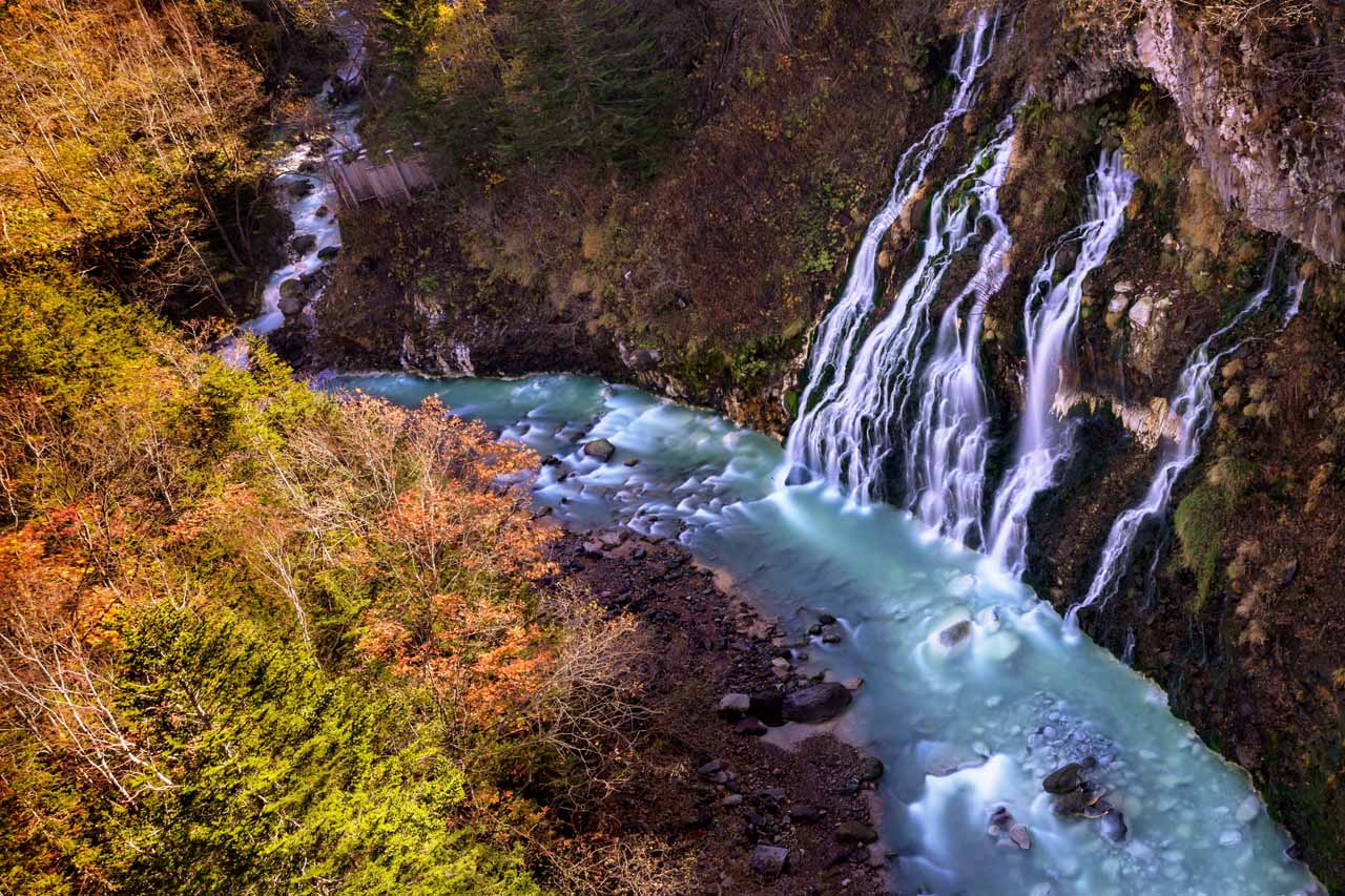 紅葉と青い川のコントラスト「白ひげの滝」