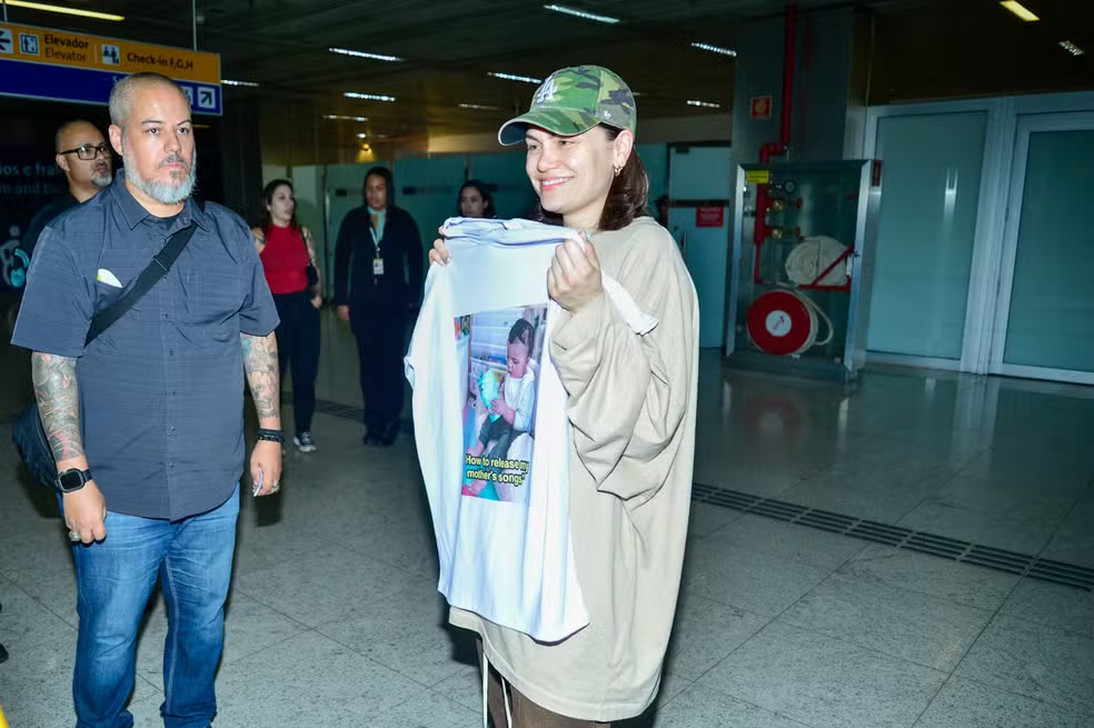 Imagem de conteúdo da notícia "Jessie J desembarca em Guarulhos e atende fãs que a esperavam no aeroporto" #1