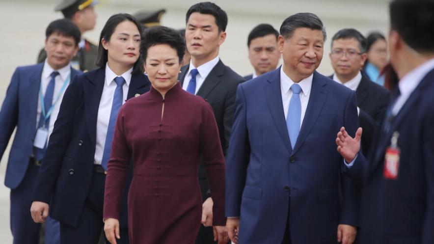 Chinese President Xi Jinping, center right, and his wife Peng Liyuan, center left, arrive at Noi Bai International airport in Hanoi, Vietnam, Tuesday, Dec. 12, 2023. Chinese leader Xi arrived in Vietn