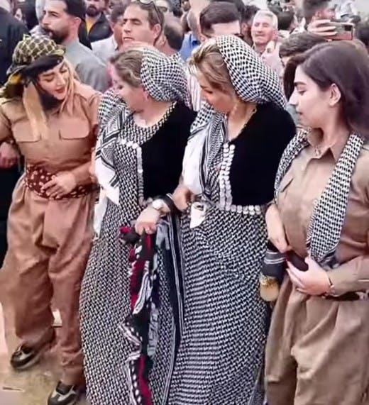 بیشتر دختران جوان کردستانی امسال با پوشش‌هایی متفاوت در نوروز ظاهر شدند. منظور امام جمعه پاوه از لباس‌های «کومله و دموکرات» لباس‌های مشابه این دختران بود.