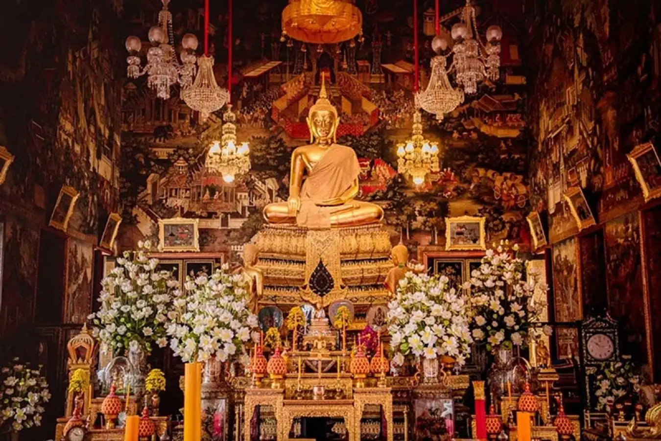 Bên trong đại điện tại chùa Wat Arun