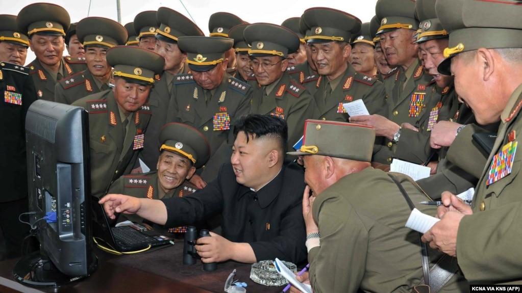 Tư liệu - Nhà lãnh đạo Triều Tiên Kim Jong Un nhìn vào máy tính khi ông thị sát cuộc diễn tập pháo kích của một tiểu đơn vị pháo binh tầm xa có nhiệm vụ tấn công các mục tiêu chính ở vùng biển phía Tây Nam tại địa điểm không được tiết lộ ở Triều Tiên.