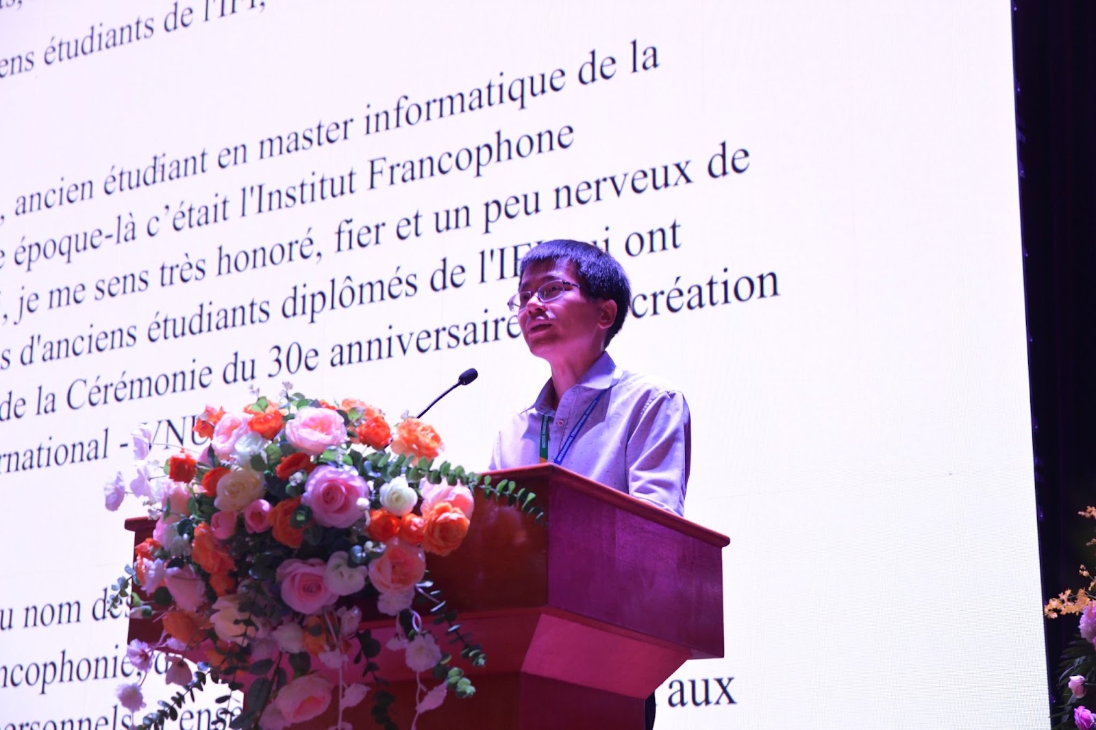 Mr. Ngô Hồng Sơn, a former student of Cohort 6, delivered a speech during the ceremony