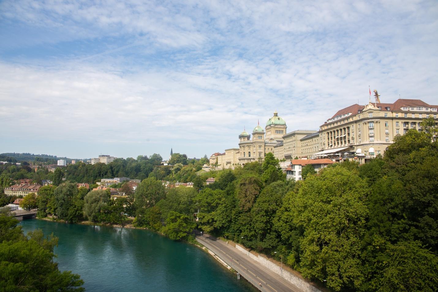 A river with trees and buildings

Description automatically generated