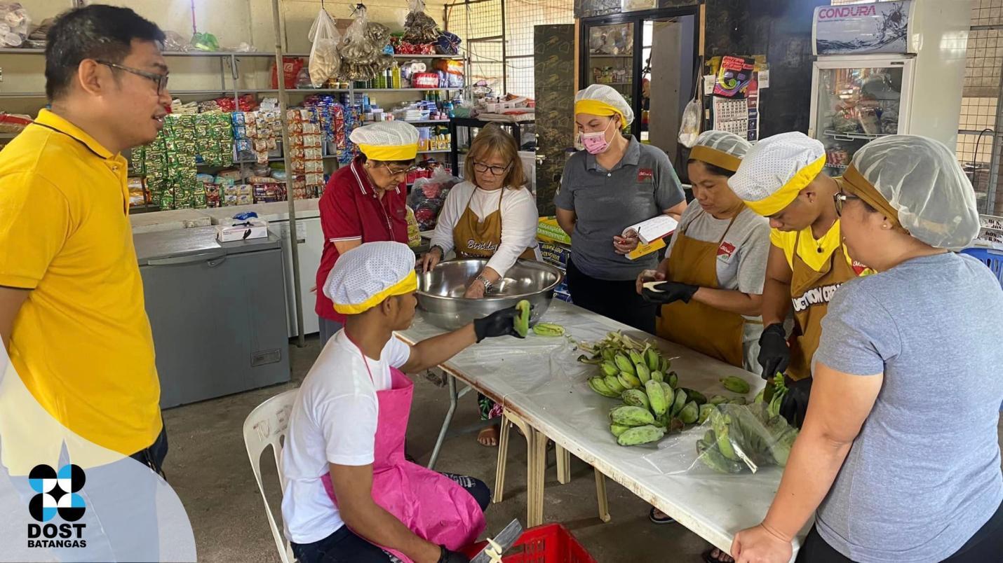 A group of people in a kitchen

Description automatically generated