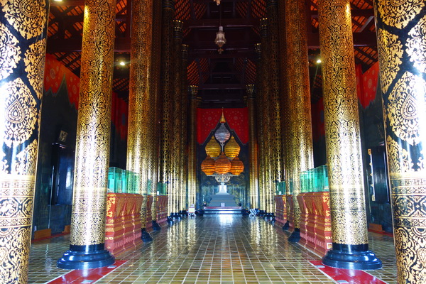 Bên trong cung điện