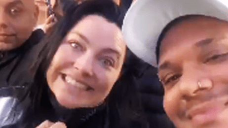 Amy Lee, do Evanescence, é flagrada em ônibus ao chegar em São Paulo