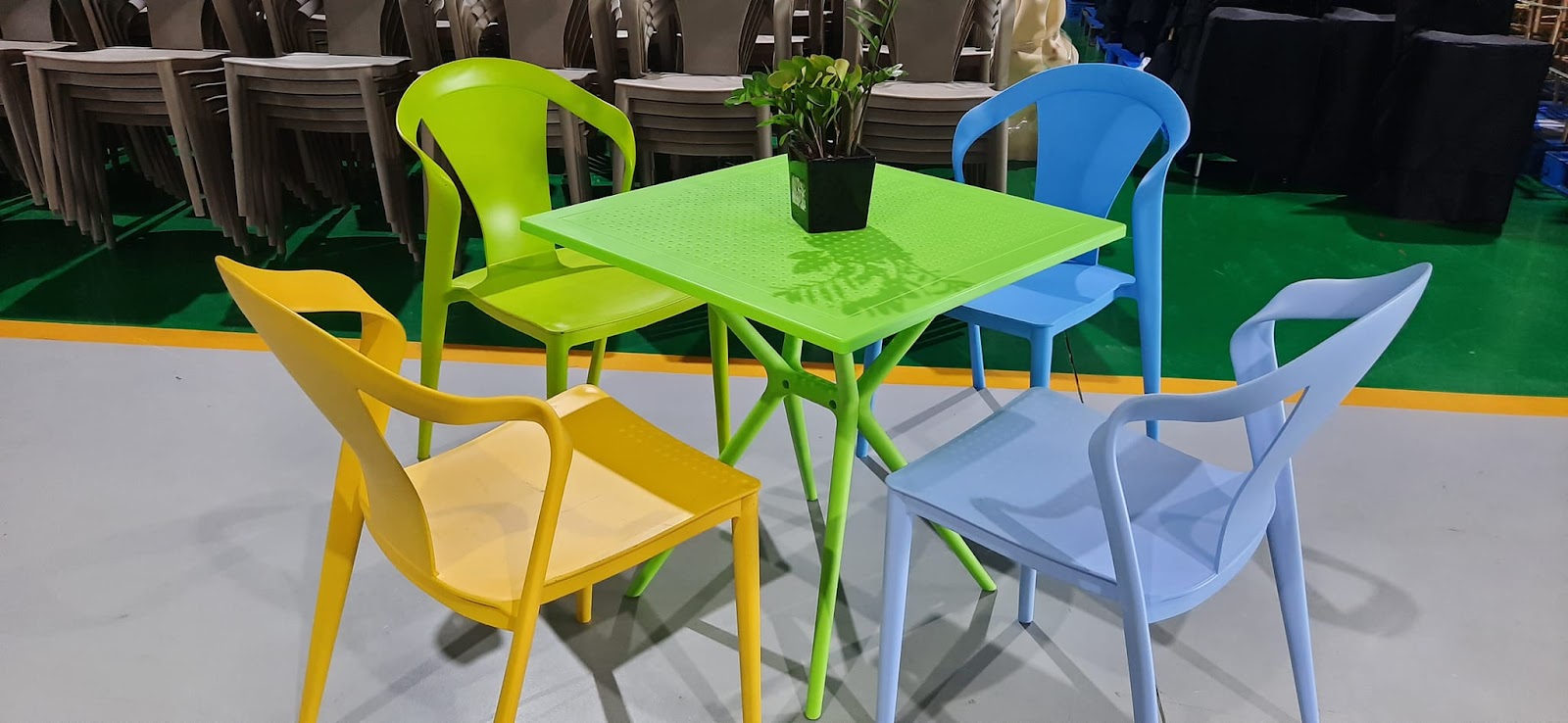 Bộ bàn ghế nhựa đúc với màu sắc trẻ trung năng động 