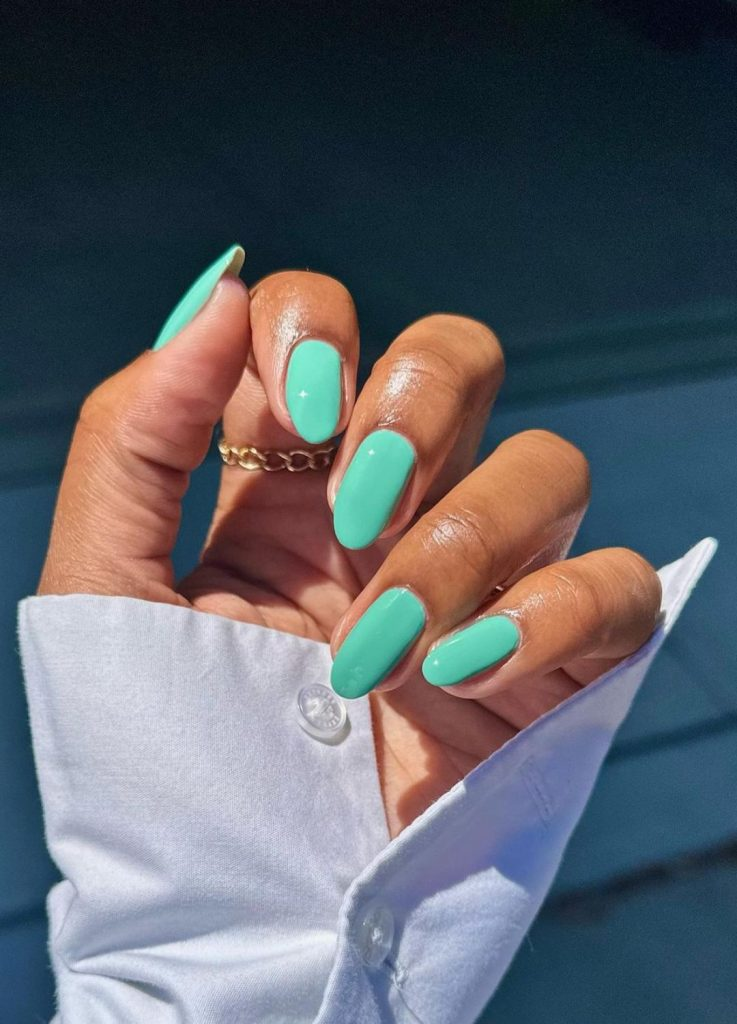 Summer Nail Colors: Picture  of the aqua blue nail
