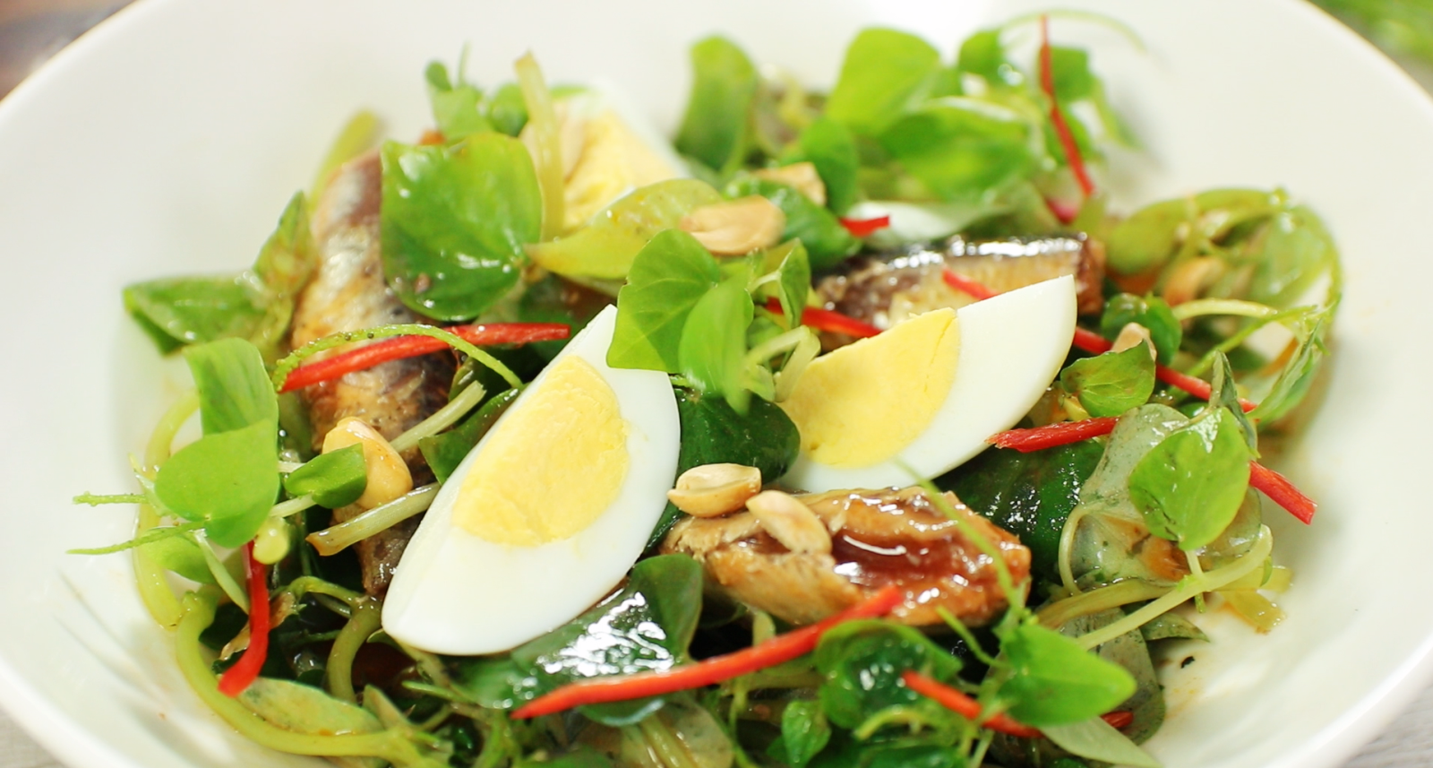 Người bệnh tiểu đường nên ăn salad rau kèm trứng vào buổi sáng.