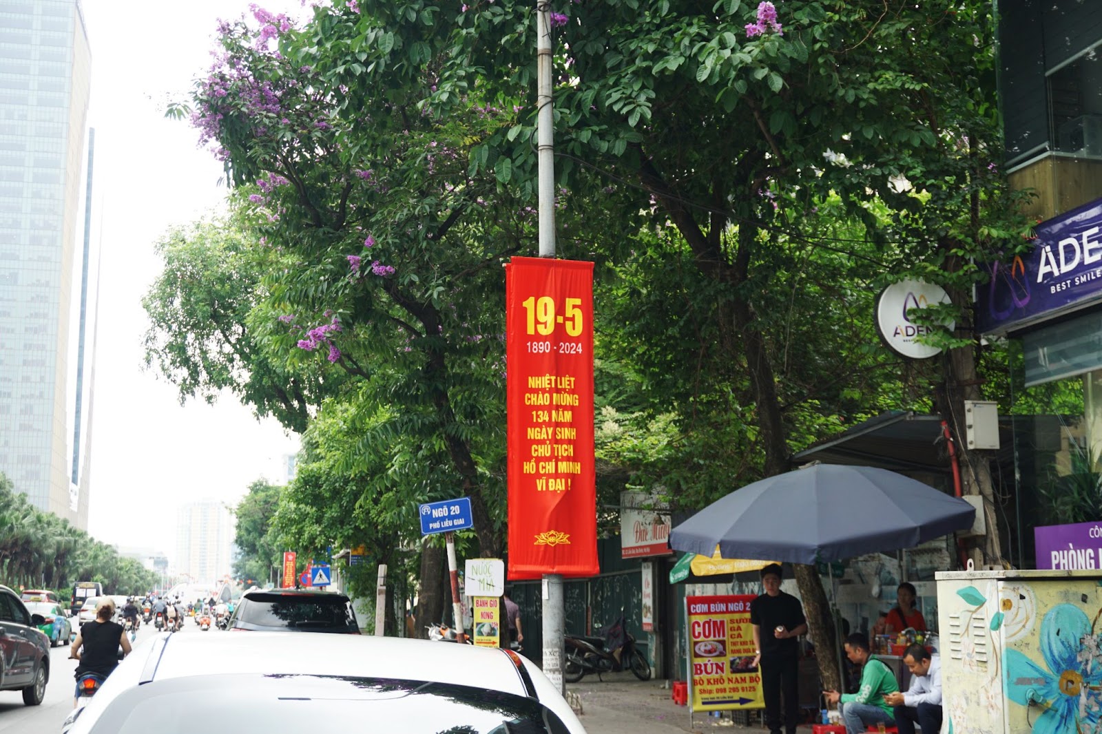 Hà Nội rợp sắc cờ hoa kỷ niệm ngày sinh Chủ tịch Hồ Chí Minh - Ảnh 10.