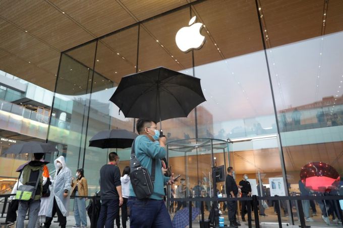 Bên ngoài Apple Store ở Bắc Kinh, Trung Quốc. Ảnh: Reuters