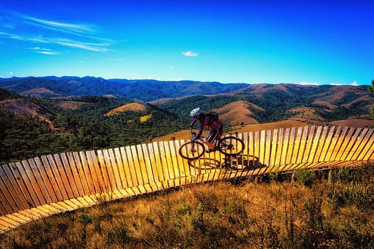 Ciclista em Pista de MTB em Campos do Jordão. Viagem de bike