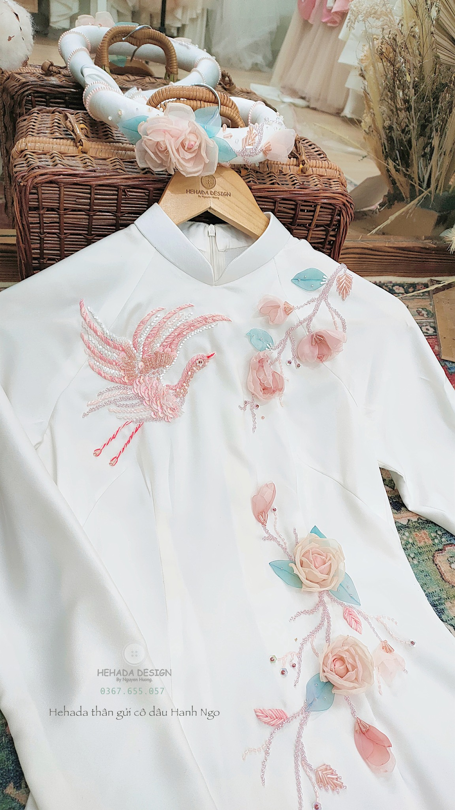Thêu tay chim hạc với cánh hồng loang