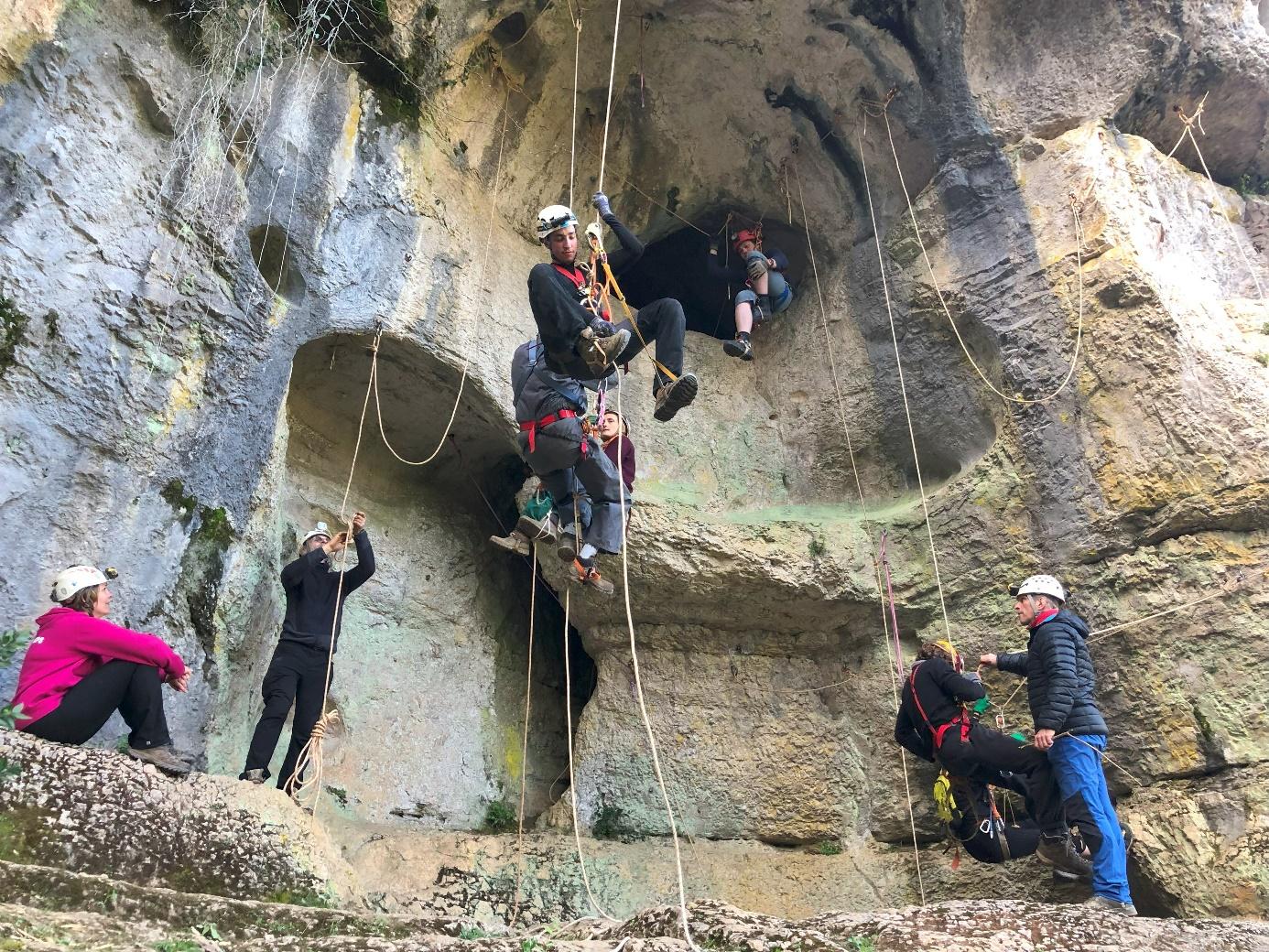 Une image contenant plein air, aventure, Escalade, chaussures

Description générée automatiquement