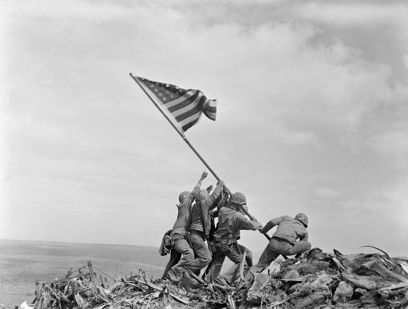 https://upload.wikimedia.org/wikipedia/commons/b/b0/Raising_the_Flag_on_Iwo_Jima%2C_larger_-_edit1.jpg