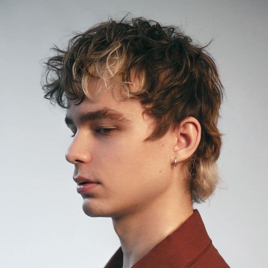 Picture of a guy wearing the shaggy variation of the hairstyle 