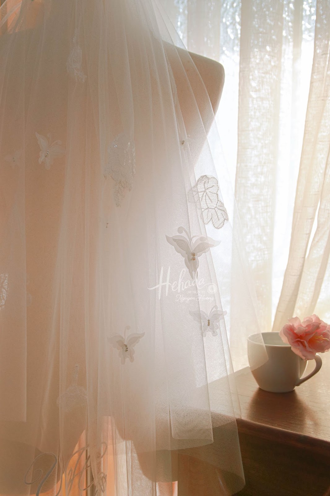 Họa tiết hoa bướm trên voan cô dâu