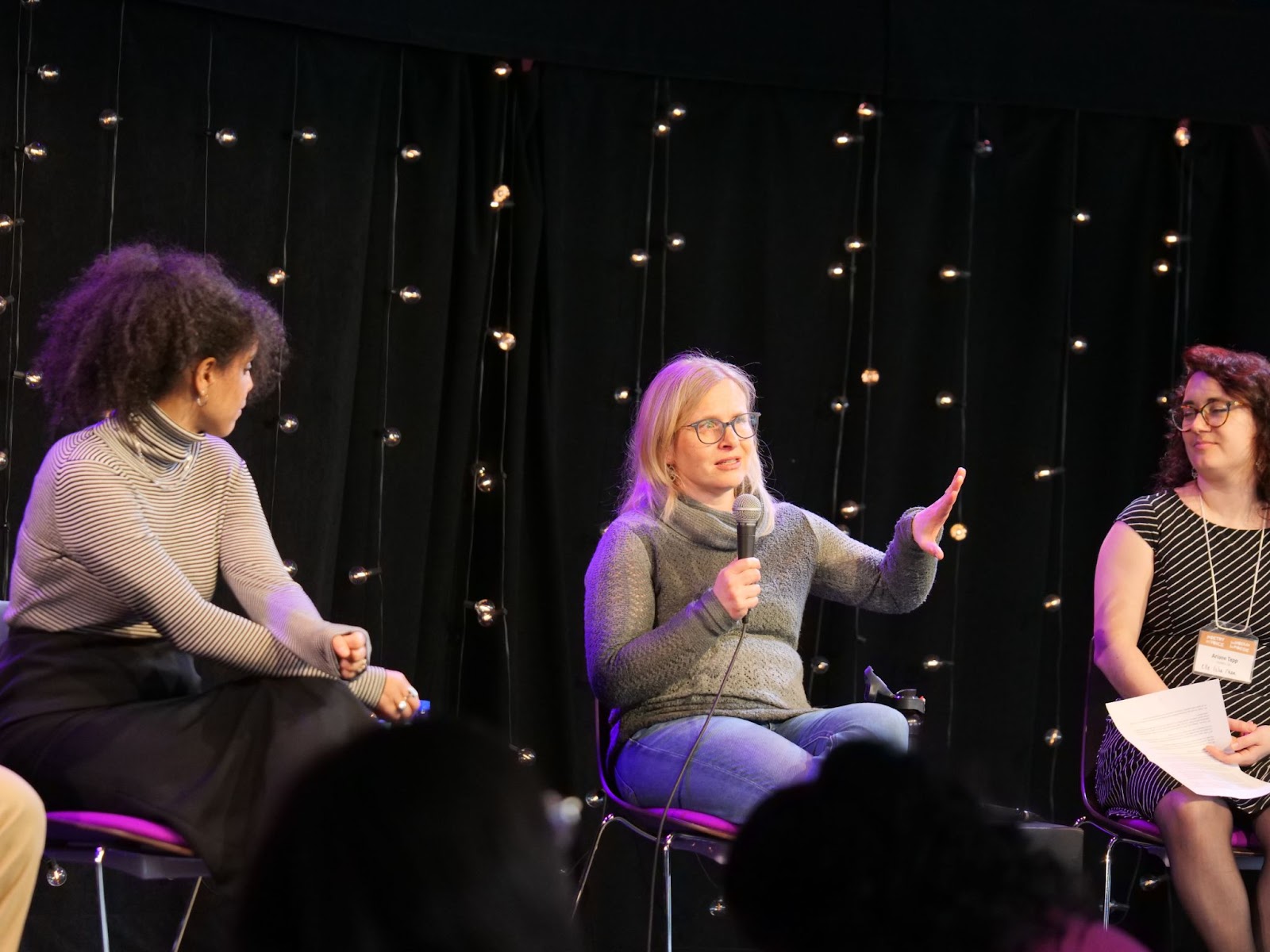 La poète et éditrice Brenda Leifso partage ses expériences professionnelles avec les étudiant·e·s, assise entre Chloé Savoie-Bernard et Ariane Tapp. 