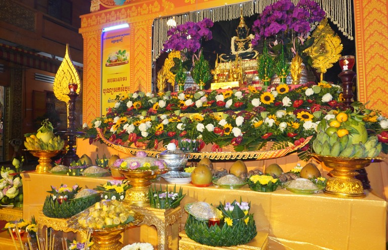 Cúng lễ Ok Om Bok tại chùa