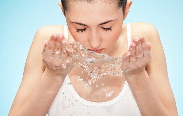 Sử dụng nước ấm rửa mặt để làm ẩm cho da mặt