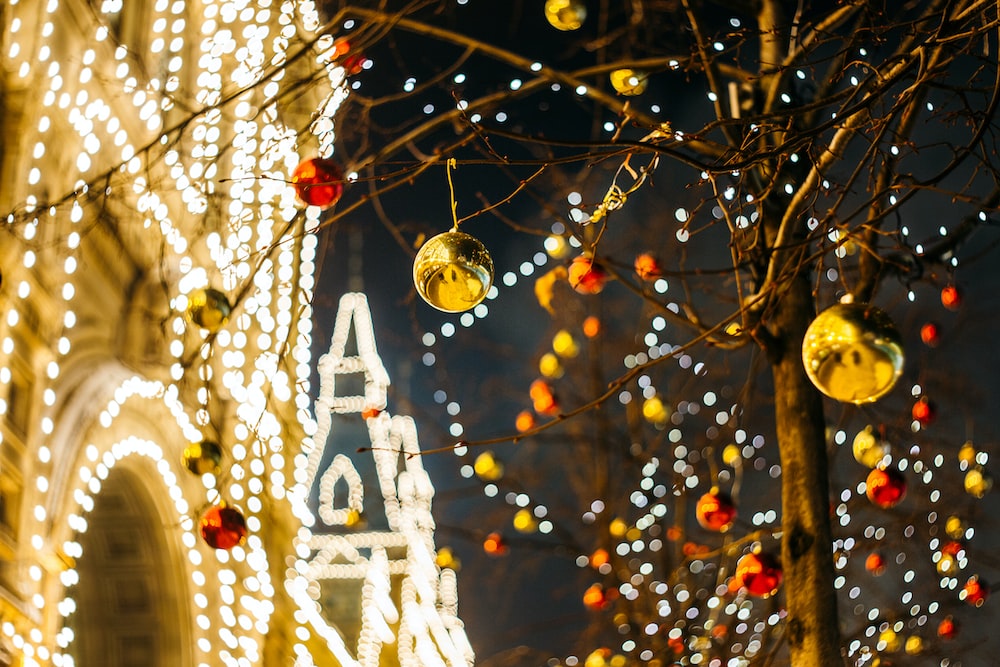 Adornos navideños en la decoración del árbol