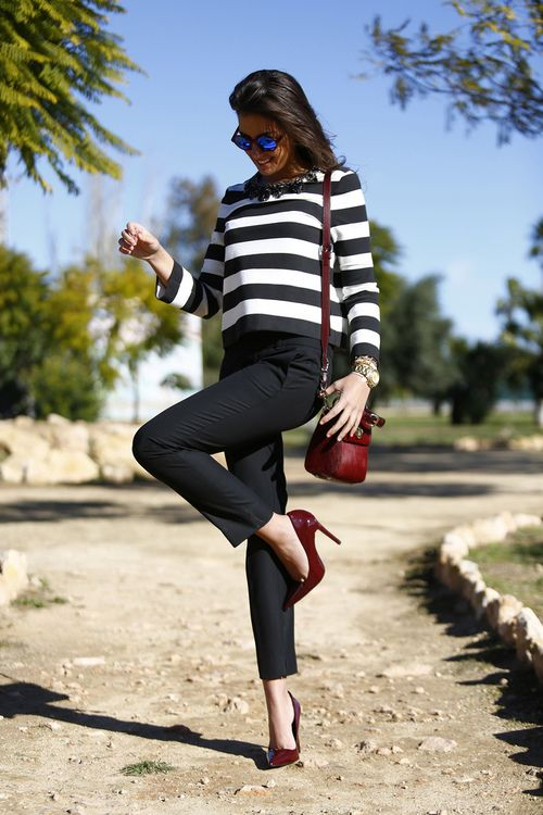 Striped shirt and black pants make you look confident with red heel